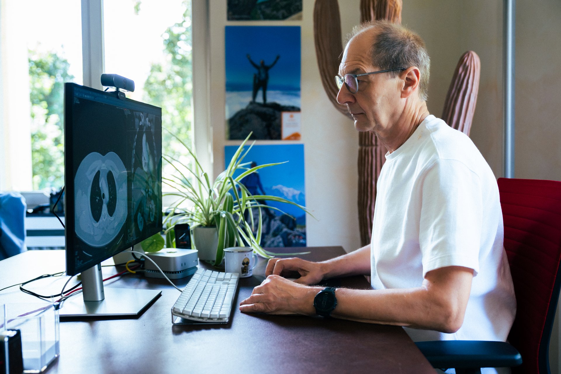 stock_dr.-moller-am-schreibtisch